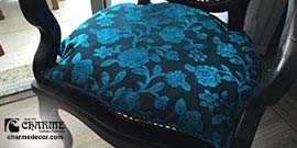 Assento de cadeira reformado em tecido floral azul